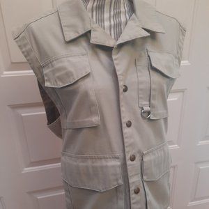 Tilley Endurables "Give Em Hell" fishing vest Snap front. Many pockets, size M/M